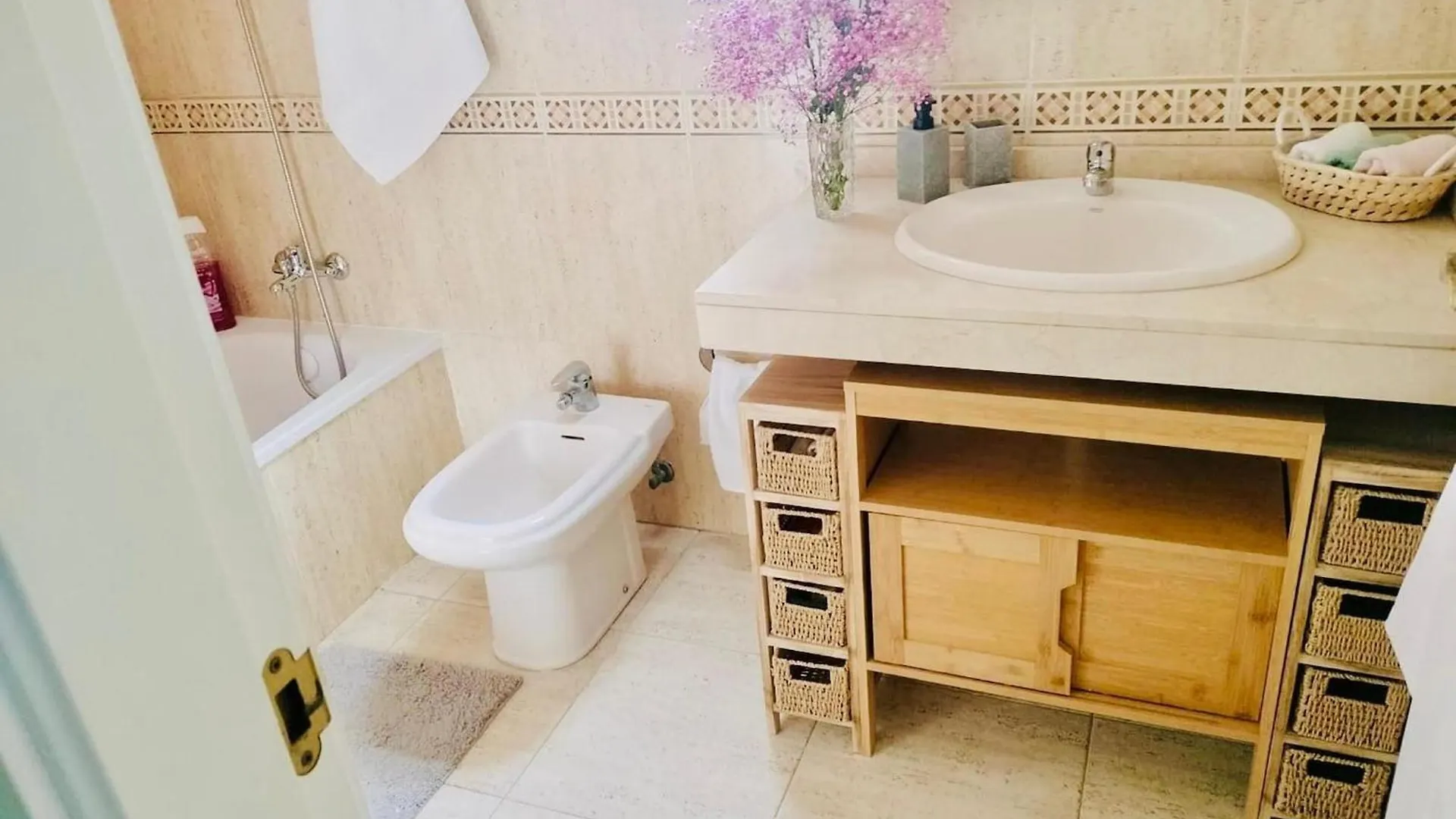 Beautiful Triplex By The Beach Callao Salvaje
