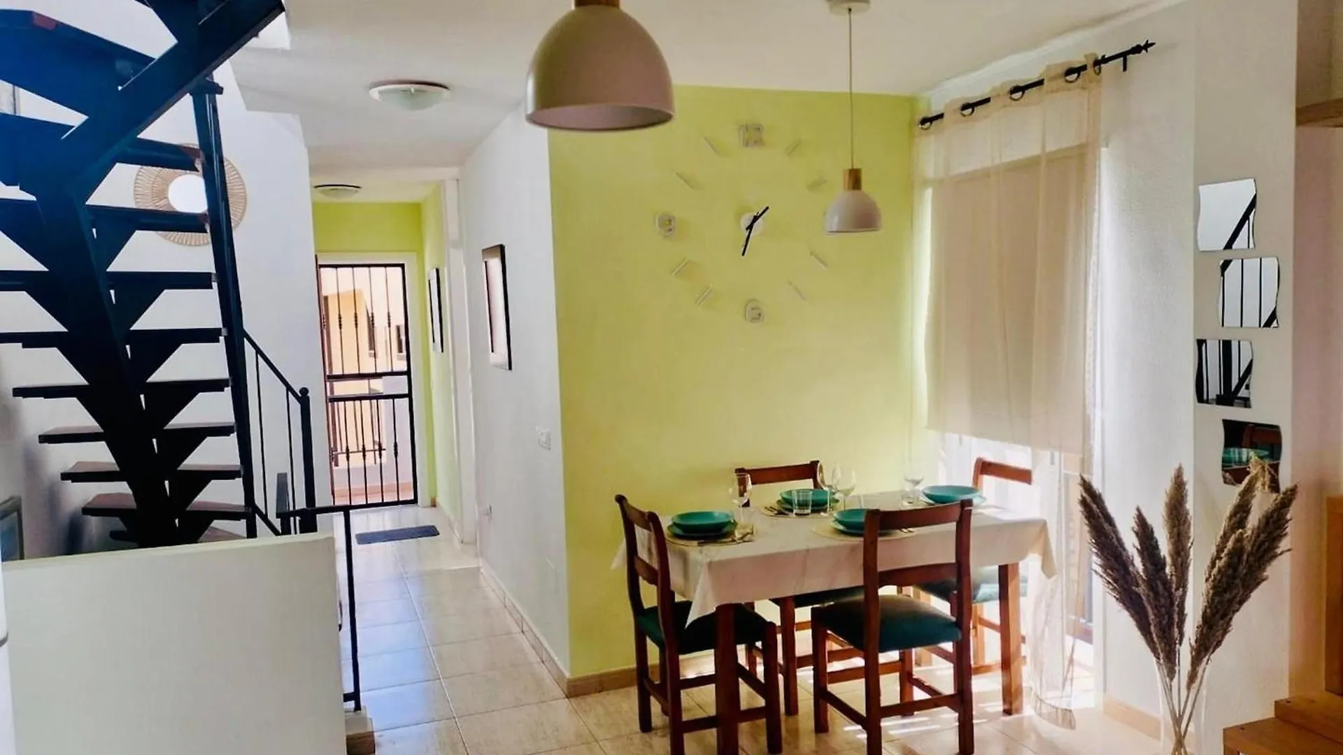 Beautiful Triplex By The Beach 칼라오살바헤 0*,